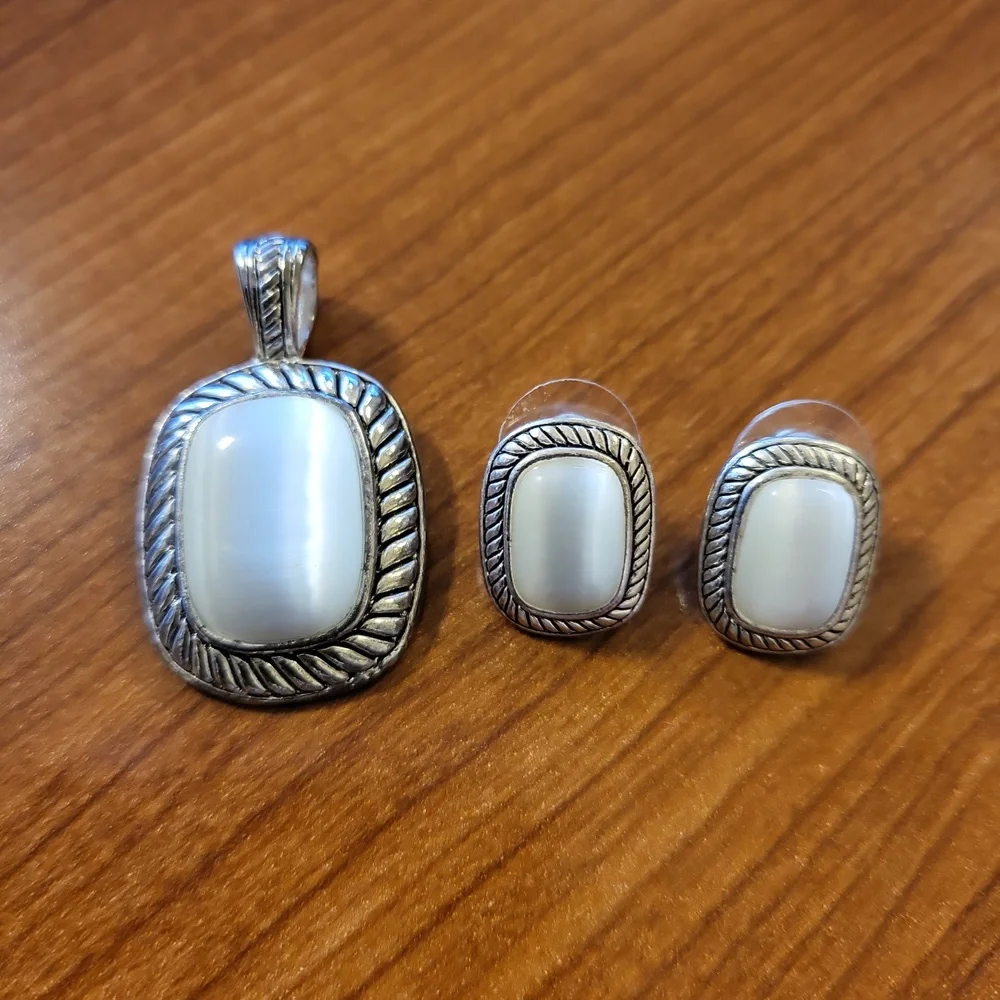 3/$25 ✨️ Pendant & Earring Set - Picture 4 of 9